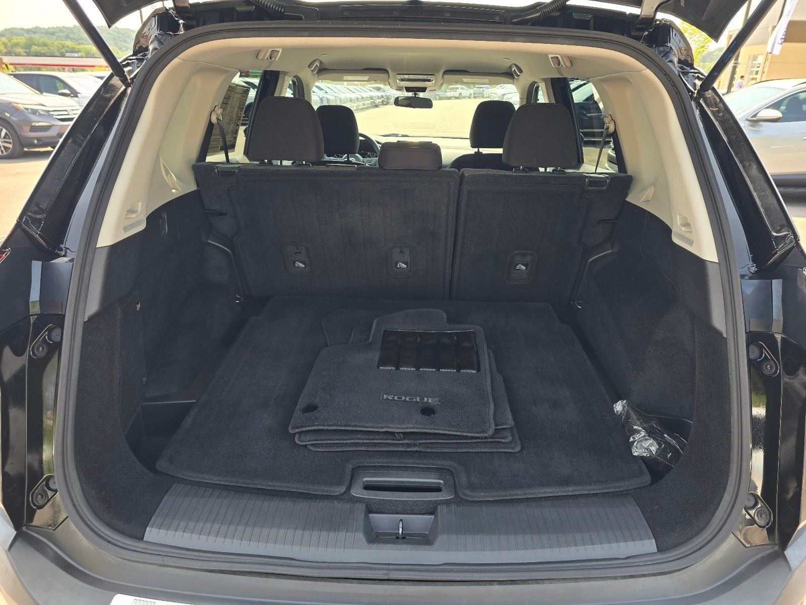 Used 2022 Nissan Rogue SV FWD image 25