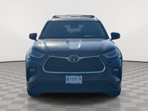 Used 2023 Toyota Highlander Limited AWD/4WD image 2