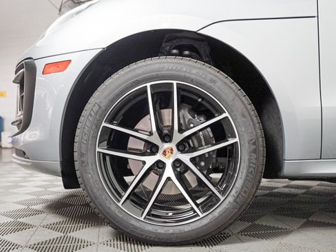 Certified 2025 Porsche Macan AWD/4WD image 14