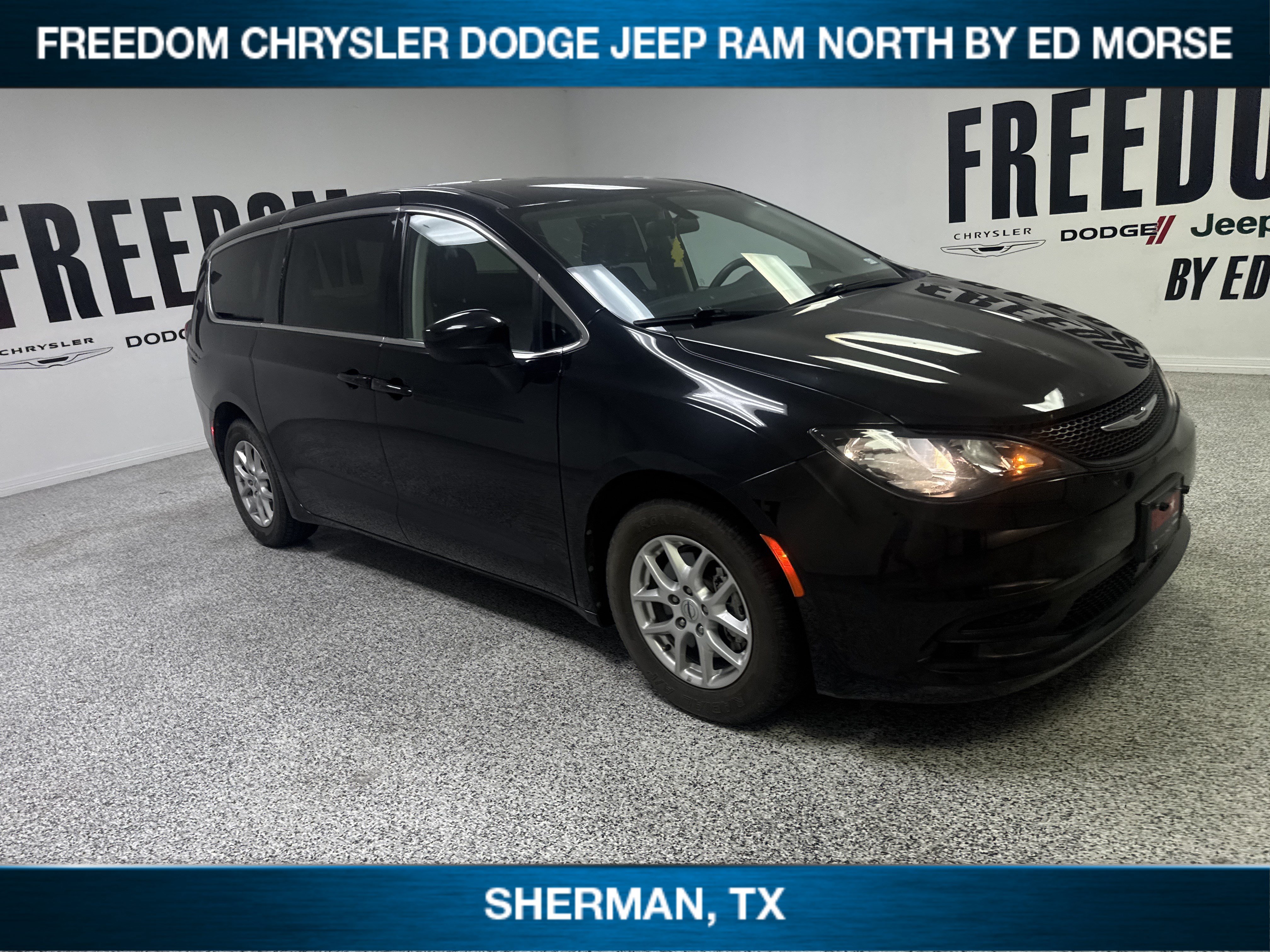 Used 2022 Chrysler Voyager LX FWD image 3