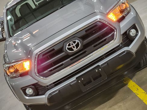 Used 2017 Toyota Tacoma SR5 image 19