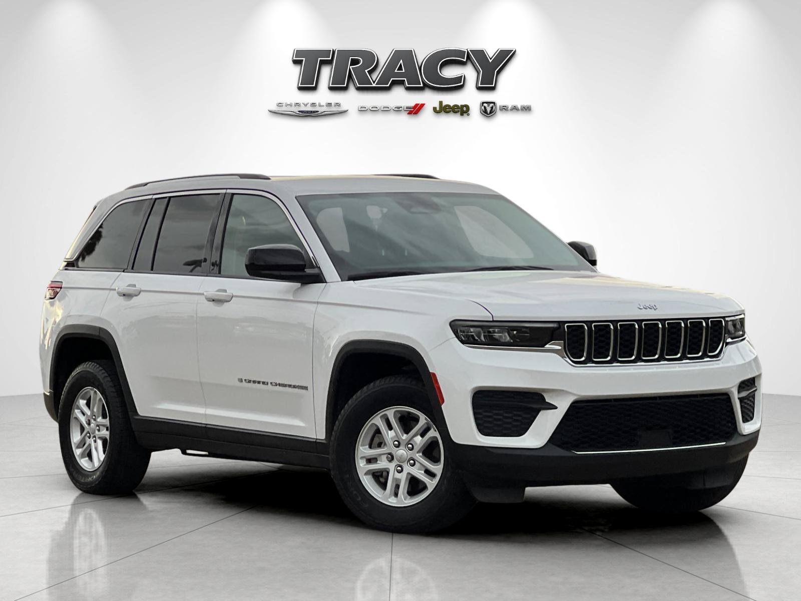 Used 2023 Jeep Grand Cherokee Laredo AWD/4WD image 2