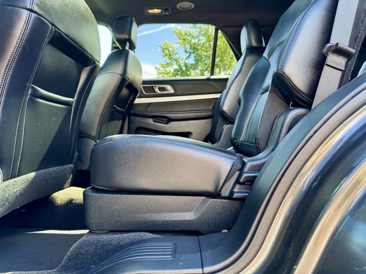 Used 2017 Ford Explorer XLT w/ Equipment Group 202A AWD/4WD image 25