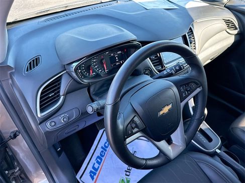 Certified 2022 Chevrolet Trax LT w/ LT Convenience Package image 9