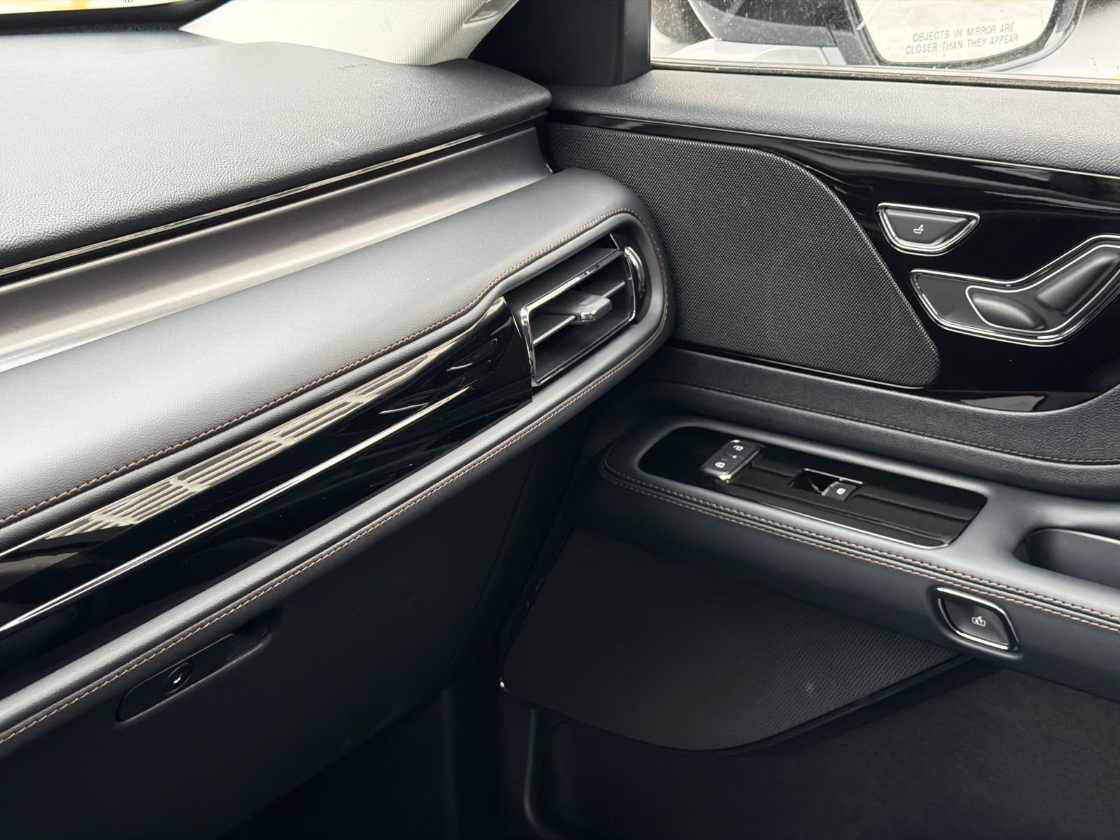 New 2027 Lincoln Aviator AWD w/ Jet Appearance Package image 33