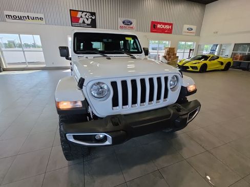 Used 2019 Jeep Wrangler Unlimited Sahara AWD/4WD image 3