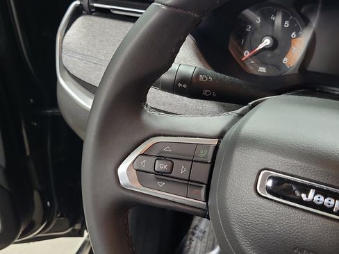 Used 2025 Jeep Compass Latitude image 28