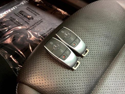 Used 2021 Mercedes-Benz GLC 300 4MATIC w/ Premium Package image 10