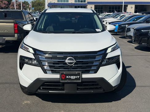 Used 2024 Nissan Rogue SV AWD/4WD image 3
