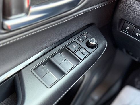 Used 2022 Toyota Venza XLE image 19