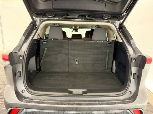 Used 2024 Toyota Highlander LE image 32