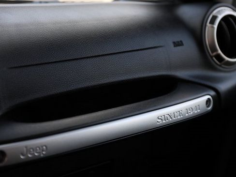 Used 2018 Jeep Wrangler Sahara w/ Connectivity Group image 25