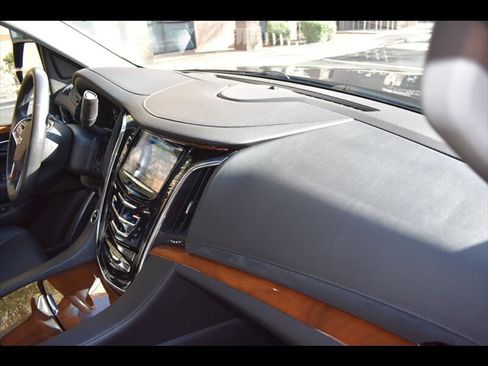 Used 2017 Cadillac Escalade Luxury image 38