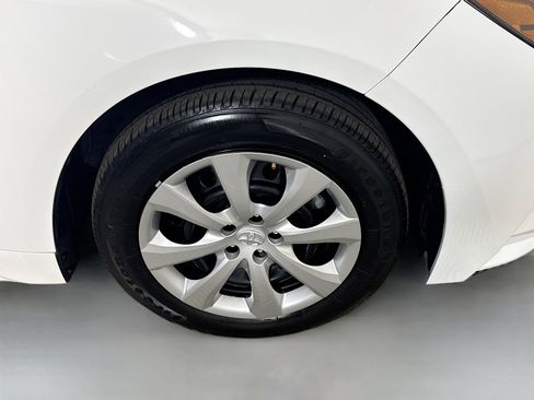 Used 2025 Toyota Corolla LE image 31