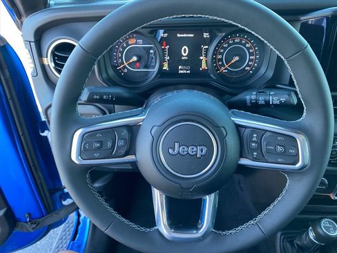 Used 2025 Jeep Wrangler Unlimited Sahara AWD/4WD image 10