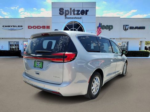 Used 2024 Chrysler Pacifica Touring-L FWD image 2