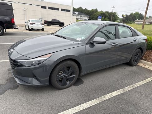 Used 2023 Hyundai Elantra Blue FWD image 5