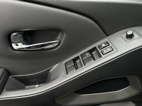 Used 2024 Nissan Frontier SV image 14