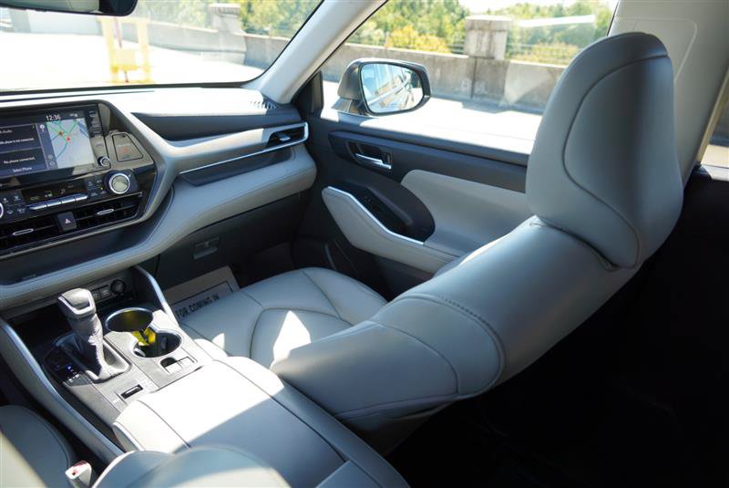 Used 2020 Toyota Highlander XLE AWD/4WD image 45