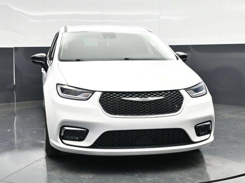Used 2024 Chrysler Pacifica Touring-L FWD image 4