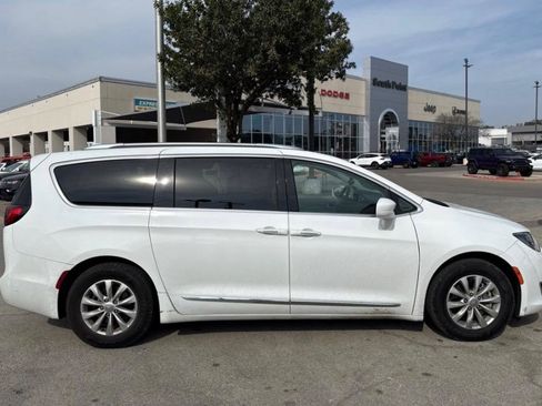 Used 2019 Chrysler Pacifica Touring-L FWD image 4