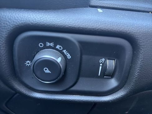 Used 2024 RAM 2500 Tradesman w/ Chrome Appearance Group image 17