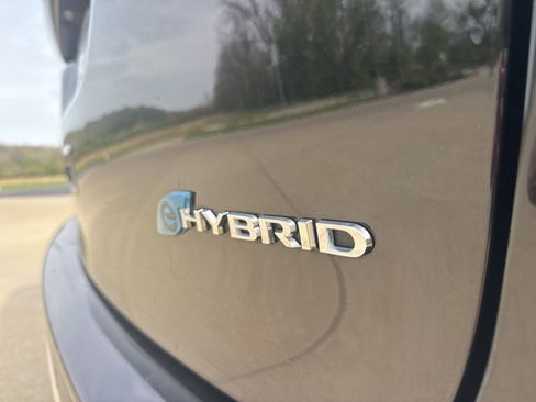 Used 2024 Chrysler Pacifica Limited FWD image 7