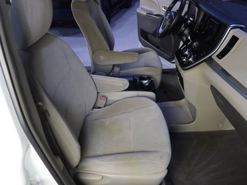 Used 2015 Toyota Sienna LE image 13