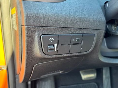 Used 2016 Hyundai Veloster Base image 22