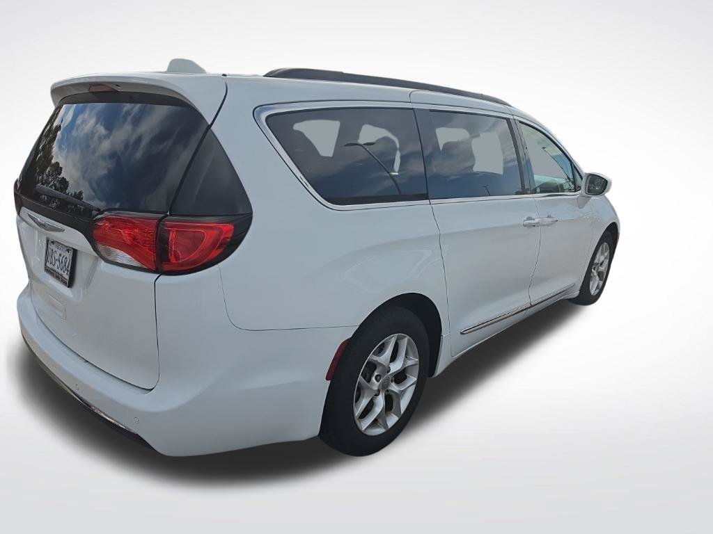 Used 2017 Chrysler Pacifica Touring-L w/ Tire & Wheel Group FWD image 3