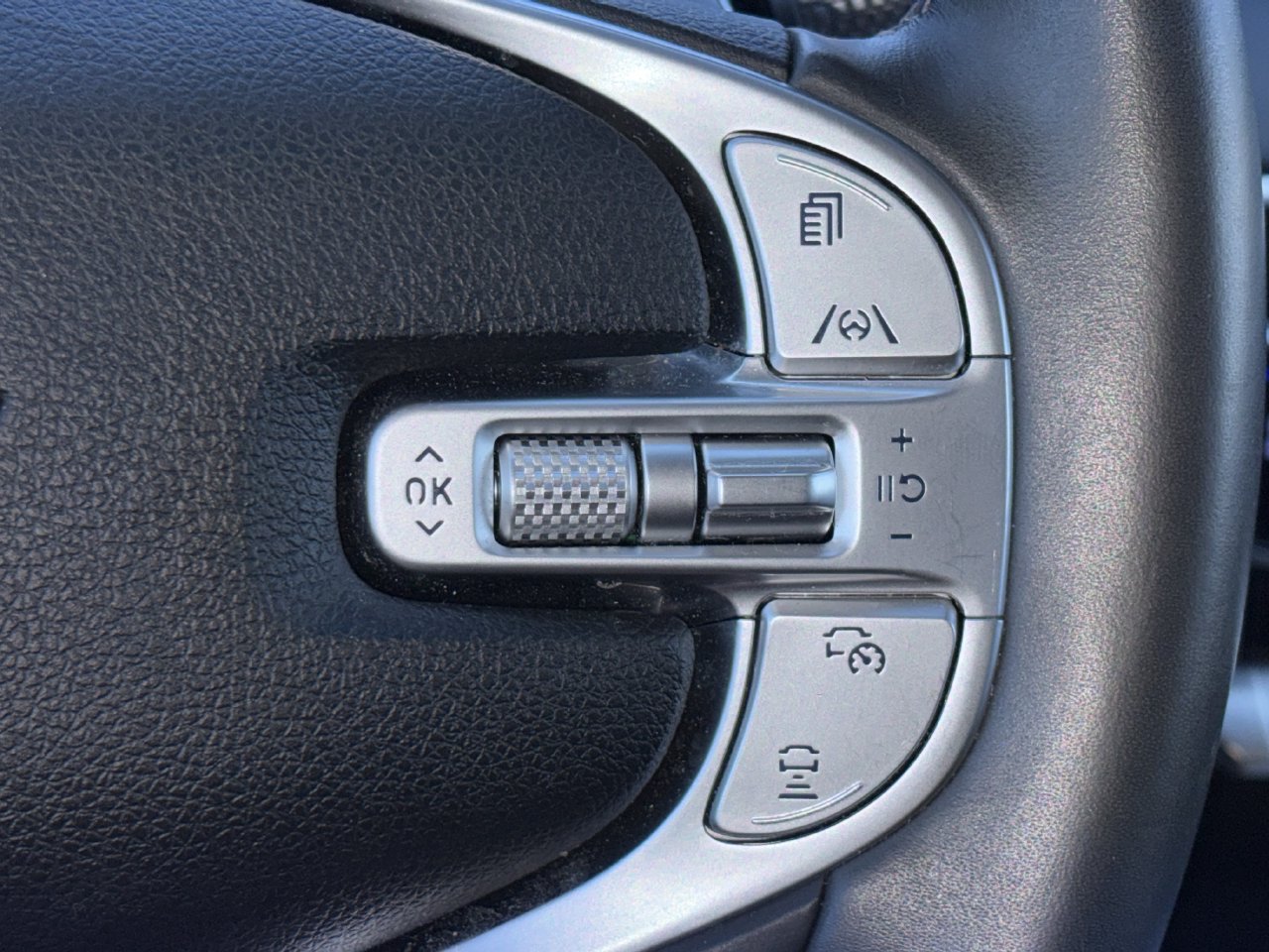 Used 2025 Genesis GV70 2.5T AWD/4WD image 12