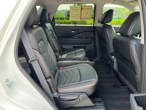 Used 2024 Nissan Pathfinder Platinum AWD/4WD image 25