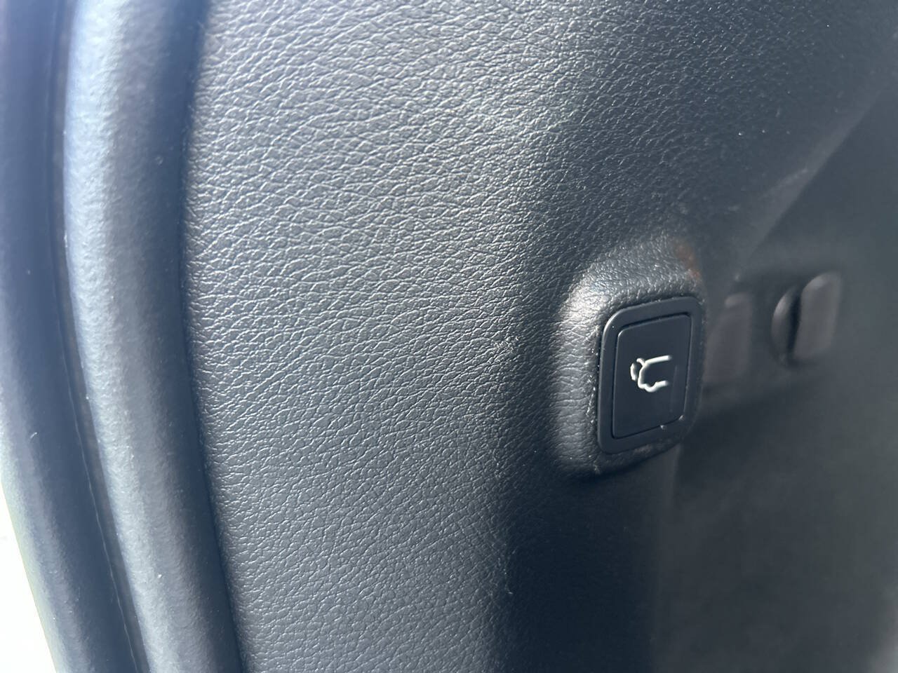 Used 2019 Jeep Cherokee Limited FWD image 24
