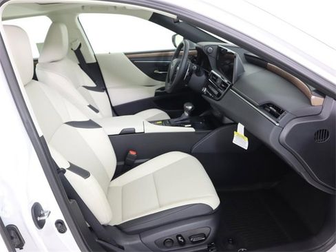 New 2025 Lexus ES 300h 300h image 13