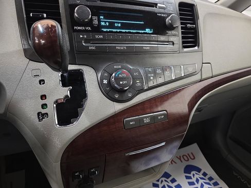 Used 2014 Toyota Sienna XLE FWD image 46