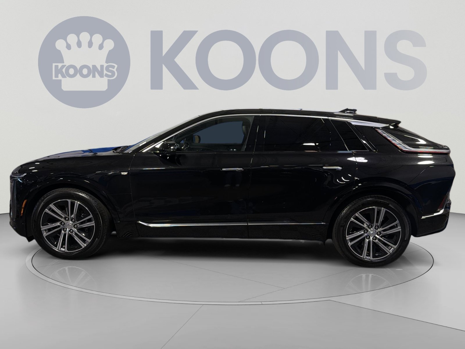 Used 2024 Cadillac Lyriq Luxury AWD/4WD image 2