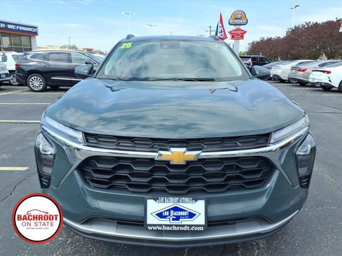Used 2025 Chevrolet Trax LT FWD image 2