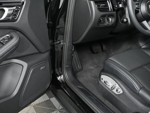 Certified 2025 Porsche Macan image 7