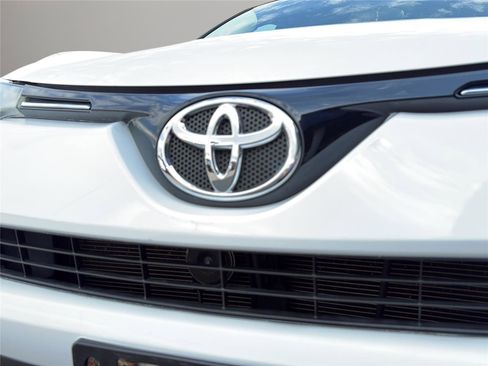 Used 2016 Toyota RAV4 LE AWD/4WD image 9