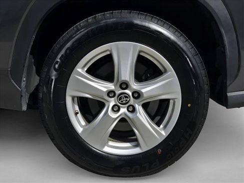 Used 2022 Toyota Highlander LE FWD image 23