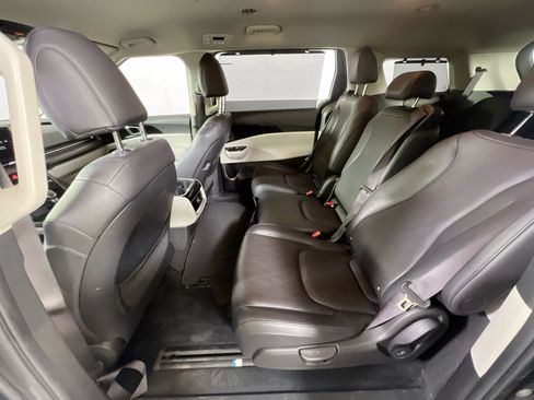 Used 2024 Kia Carnival EX FWD image 33
