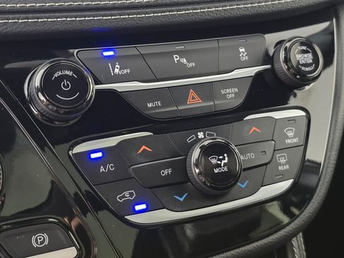 Used 2023 Chrysler Pacifica Limited w/ Uconnect Theater Family Group FWD image 34