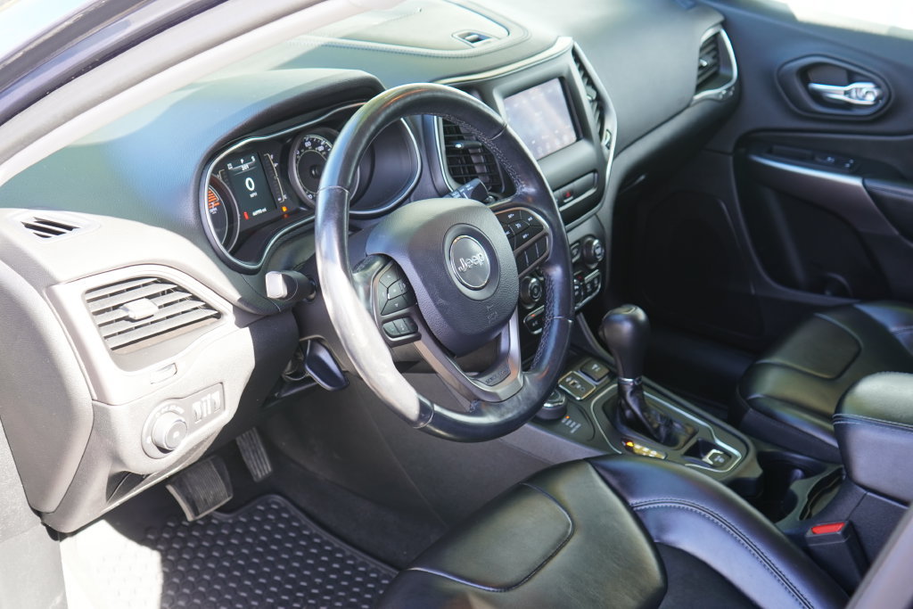Used 2019 Jeep Cherokee Latitude Plus w/ Cold Weather Group AWD/4WD image 11