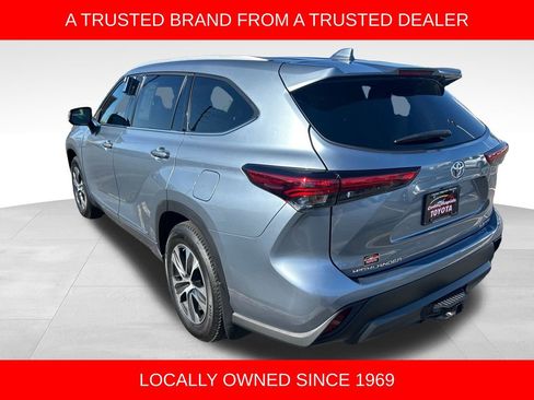 Used 2022 Toyota Highlander XLE AWD/4WD image 3