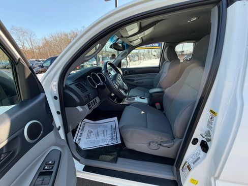 Used 2014 Toyota Tacoma 4x4 Access Cab V6 w/ TRD Sport Package image 10