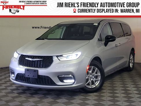 Used 2024 Chrysler Pacifica Touring-L FWD image 1