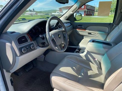 Used 2012 Chevrolet Suburban LT w/ Luxury Package AWD/4WD image 9