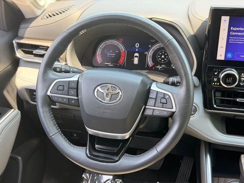 Used 2023 Toyota Highlander Limited FWD image 18
