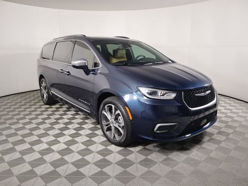 Used 2022 Chrysler Pacifica Pinnacle image 3