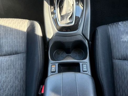 Used 2017 Nissan Rogue SV image 17